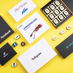 Open wooden box with logo chocolates and personalized butter‑paper message